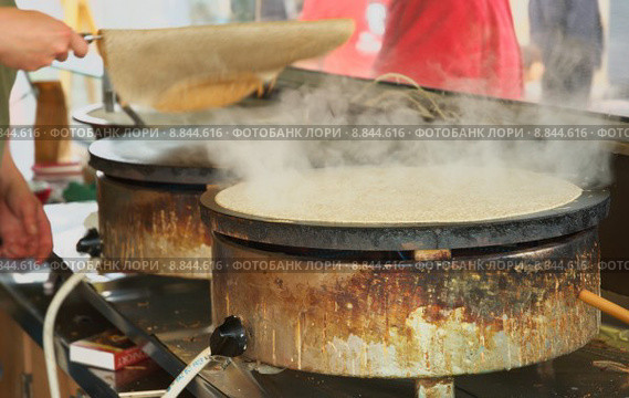 Cooking galettes or pancakes. Стоковое фото, фотограф pascal coupry / PantherMedia / Фотобанк Лори