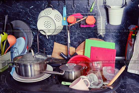 Cooking utensils after cooking and feast dumped not washed in the sink. Стоковое фото, фотограф Андрей Журавлев / Фотобанк Лори