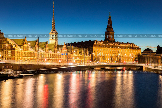 Copenhagen Cityscape with skyline skyscraper building downtown city at sunset twilight night Denmark Scandinavia in Europe. Landmark city life and nightlife concept. Стоковое фото, агентство Ingram Publishing / Фотобанк Лори