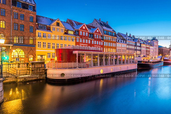 Copenhagen Nyhavn, New port of Copenhagen, at night in Denmark. Стоковое фото, агентство Ingram Publishing / Фотобанк Лори
