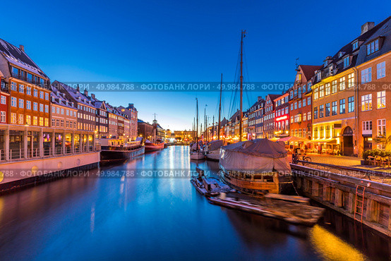 Copenhagen Nyhavn, New port of Copenhagen, at night in Denmark. Стоковое фото, агентство Ingram Publishing / Фотобанк Лори