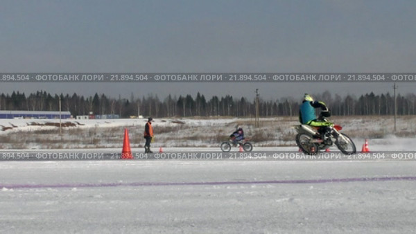 Cоревнования по спидвею на льду на кроссовых мотоциклах MX Speedway. Стоковое видео, видеограф Alexey Zab / Фотобанк Лори