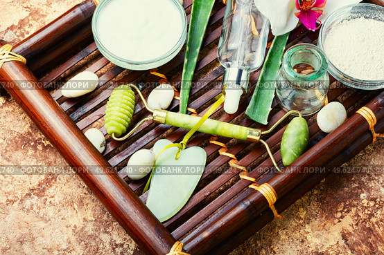 Cosmetic cream, face roller and guache scraper. Cosmetic face cream. Стоковое фото, агентство Ingram Publishing / Фотобанк Лори