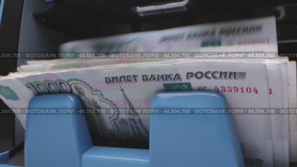 Counting Russian banknotes from an ATM in a busy urban location during daytime operations. Стоковое видео, видеограф Сергей Толмачёв / Фотобанк Лори