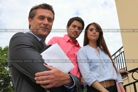 Couple about to view house. Стоковое фото, агентство Ingram Publishing / Фотобанк Лори