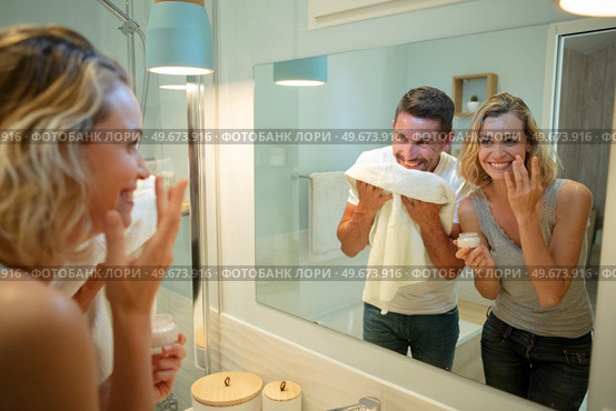 couple bonding trough morning routine. Стоковое фото, агентство Ingram Publishing / Фотобанк Лори