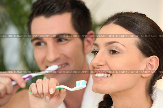 Couple brushing their teeth. Стоковое фото, агентство Ingram Publishing / Фотобанк Лори