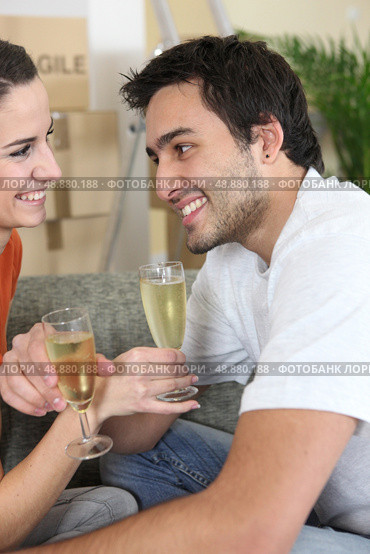 Couple celebrating on moving day. Стоковое фото, агентство Ingram Publishing / Фотобанк Лори