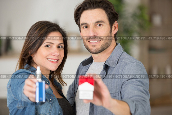 couple comparing classic tobacco cigarette and electronic cigarette or vaporizer. Стоковое фото, агентство Ingram Publishing / Фотобанк Лори