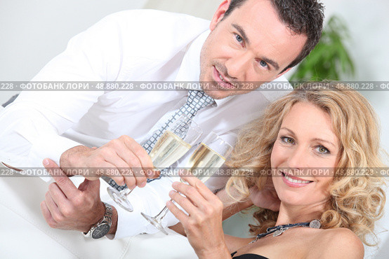 couple drinking champagne. Стоковое фото, агентство Ingram Publishing / Фотобанк Лори