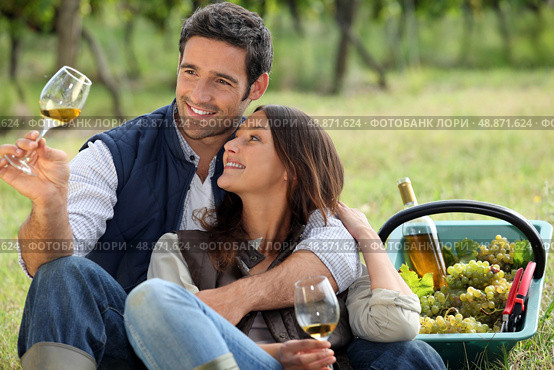 couple enjoying picnic. Стоковое фото, агентство Ingram Publishing / Фотобанк Лори