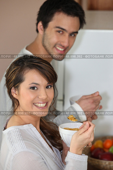 Couple having breakfast standing up. Стоковое фото, агентство Ingram Publishing / Фотобанк Лори