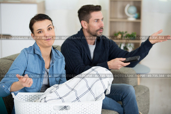 couple having relationship difficulties with household tasks. Стоковое фото, агентство Ingram Publishing / Фотобанк Лори