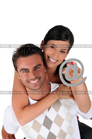 Couple holding an at symbol. Стоковое фото, агентство Ingram Publishing / Фотобанк Лори