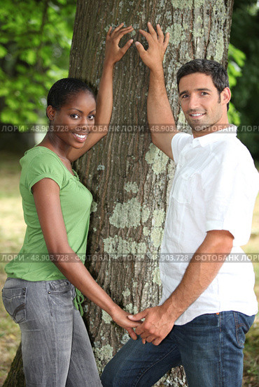 Couple holding hands. Стоковое фото, агентство Ingram Publishing / Фотобанк Лори