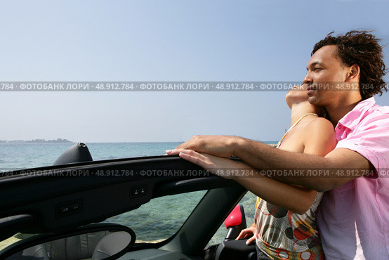 Couple in a convertible. Стоковое фото, агентство Ingram Publishing / Фотобанк Лори