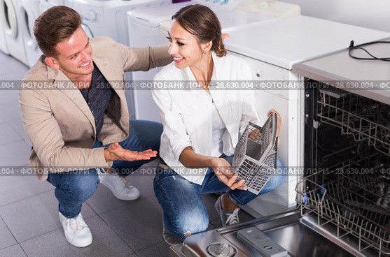 Couple looking at dishwashers in domestic appliances shop. Стоковое фото, фотограф Яков Филимонов / Фотобанк Лори