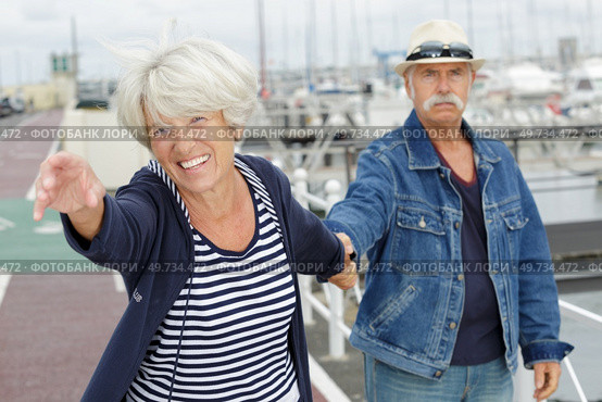 couple of elderly tourists in the port. Стоковое фото, агентство Ingram Publishing / Фотобанк Лори