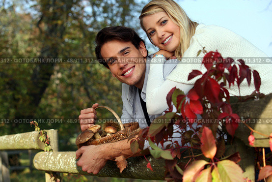 Couple with basket of mushrooms. Стоковое фото, агентство Ingram Publishing / Фотобанк Лори