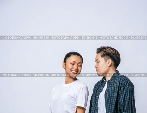 Couple women standing and looking at each other. Стоковое фото, агентство Ingram Publishing / Фотобанк Лори