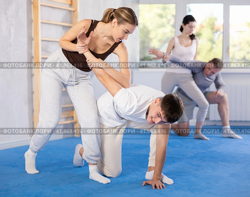 Couples self-defense training - a woman learns to seize power against male attacker. Стоковое фото, фотограф Яков Филимонов / Фотобанк Лори