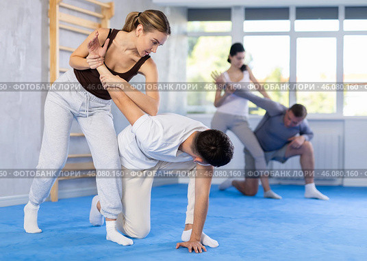Couples self-defense training - a woman learns to seize power against male attacker. Стоковое фото, фотограф Яков Филимонов / Фотобанк Лори