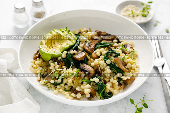 Couscous with avocado, spinach and sauteed champignon mushrooms with onion. Стоковое фото, агентство Ingram Publishing / Фотобанк Лори