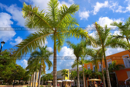 Cozumel island houses Plaza Punta Langosta in Mexico Mayan riviera. Стоковое фото, агентство Ingram Publishing / Фотобанк Лори