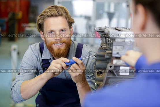craftsman using a machine in a factory. Стоковое фото, агентство Ingram Publishing / Фотобанк Лори