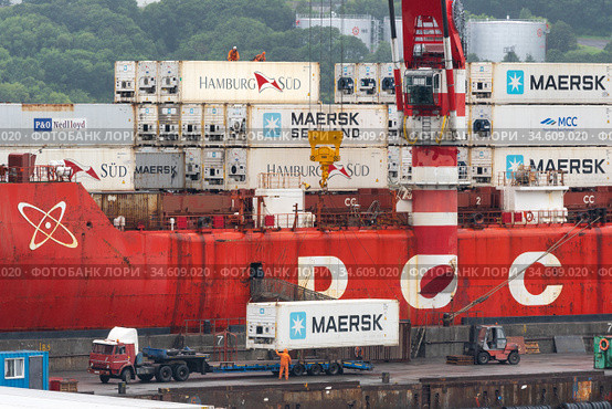 Crane unloaded container cargo ship Sevmorput FSUE Atomflot - Russian nuclear-powered icebreaker lighter aboard ship carrier (2019 год). Редакционное фото, фотограф А. А. Пирагис / Фотобанк Лори