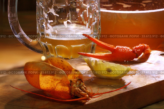 Crayfish with beer on a wooden table. Стоковое фото, фотограф Марина Володько / Фотобанк Лори