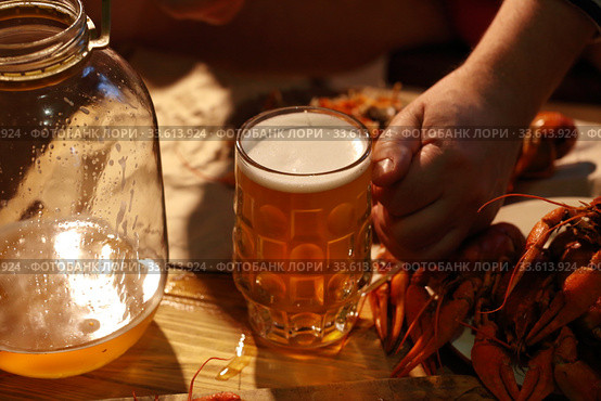 Crayfish with beer on a wooden table. Стоковое фото, фотограф Марина Володько / Фотобанк Лори
