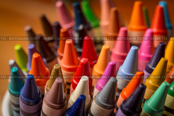 Crayons in a white mug sitting on a wooden desk. Стоковое фото, агентство Ingram Publishing / Фотобанк Лори