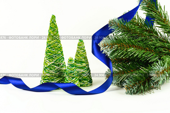 Creative decorative New Year tree of handwork from multi-colored threads. Стоковое фото, фотограф Artem Sobov / Фотобанк Лори