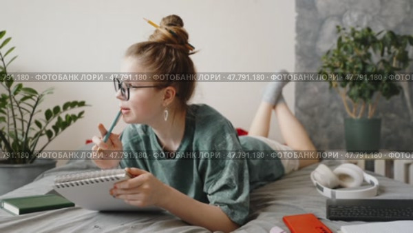 Creative learner practicing notes and sketch in sketchbook, following structured lessons to improve skills. Home environment provides focus and motivation. Digital education and lifelong learning. Стоковое видео, видеограф Енваев Андрей / Фотобанк Лори