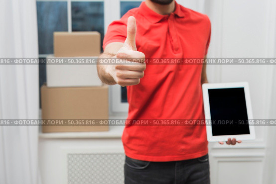 crop courier with tablet gesturing thumb up. Стоковое фото, агентство Ingram Publishing / Фотобанк Лори