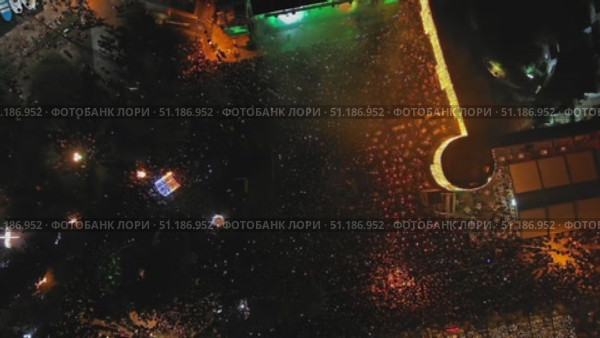 Crowd on night celebration concert. Стоковое видео, видеограф Михаил Коханчиков / Фотобанк Лори