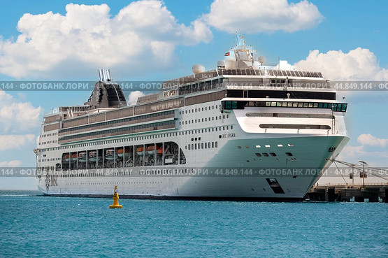 Cruise ship MSC Opera. Cruise Line MSC, cruise ship MSC Opera sails from port Sir Bani Yas (2023 год). Редакционное фото, фотограф Павел Муравьев / Фотобанк Лори