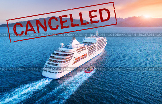 Cruise ship travel holidays cancelled because of epidemic of coronavirus. Crisis in the cruise industry. Cruise cancellation because of pandemic of Covid-19. Quarantine in cruise liner. Red text. Стоковое фото, агентство Ingram Publishing / Фотобанк Лори