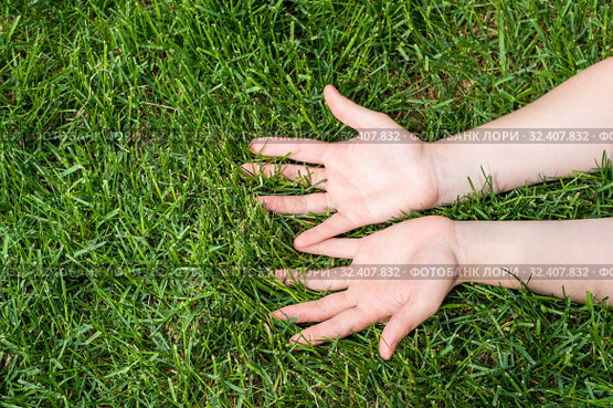 Cuacasian female hands with palms up on green grass, close-up view. Стоковое фото, фотограф Кекяляйнен Андрей / Фотобанк Лори