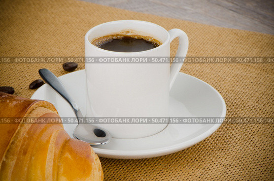Cup of black coffee over sackcloth baclground. Стоковое фото, агентство Ingram Publishing / Фотобанк Лори