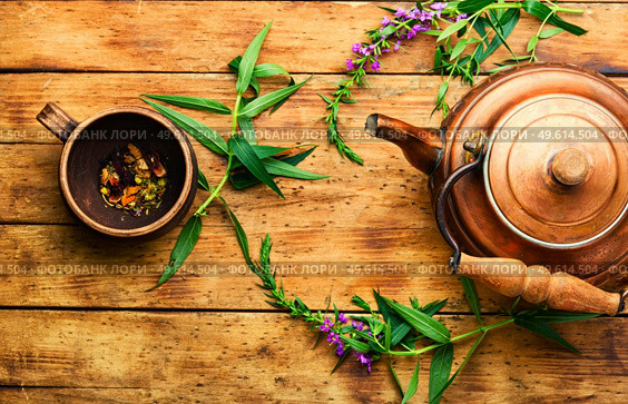 Cup of herbal tea on the table. Ivan tea or fireweed.Herbal medicine.Rosebay willow herb. Natural fireweed tea,ivan tea. Стоковое фото, агентство Ingram Publishing / Фотобанк Лори