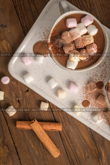 Cups of hot chocolate drink with marshmallows and cinnamon on brown wooden background. Стоковое фото, агентство Ingram Publishing / Фотобанк Лори