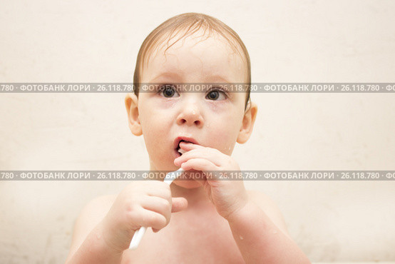 Cute little boy cleans his teeth in a bath ,and plays with a toothbrush. Стоковое фото, фотограф Дубровская Татьяна / Фотобанк Лори