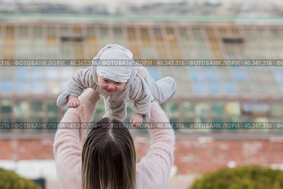 Cute little boy playing with his mom outside. A happy child is tossed up in the park. The kid laughs merrily. Portrait of a boy. Mothers Day. Стоковое фото, фотограф Photojuli / Фотобанк Лори