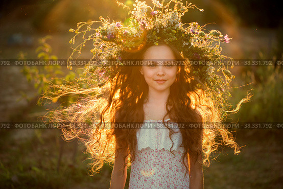 Cute smiling little girl with flower wreath on the meadow at the farm. Portrait of adorable small kid outdoors. Midsummer. Стоковое фото, фотограф Юлия Тарасова / Фотобанк Лори