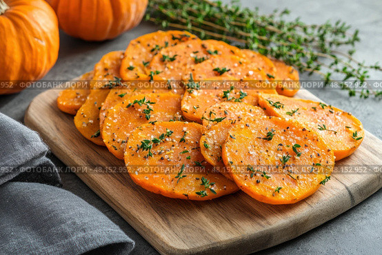 Cutting Fresh Pumpkins on Board. Baked pumpkin. Sliced raw Cucurbita maxima and spices for preparing soup, warm salad, fall dish. Thanksgiving food. Roasted vegetable in olive oil salt pepper, herbs. Стоковое AI-изображение, AI-художник Марина Демидюк / Фотобанк Лори