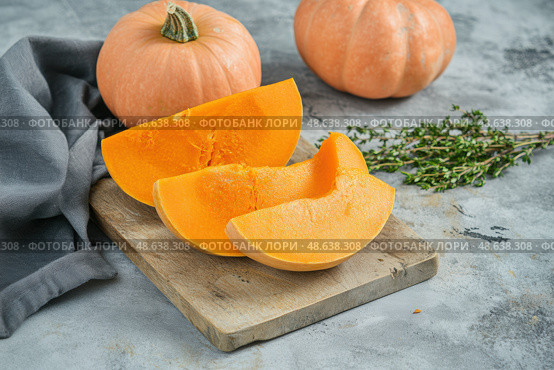 Cutting Fresh Pumpkins on Board. Baked pumpkin. Sliced raw Cucurbita maxima and spices for preparing soup, warm salad, fall dish. Thanksgiving food. Roasted vegetable in olive oil salt pepper, herbs. Стоковое AI-изображение, AI-художник Марина Демидюк / Фотобанк Лори