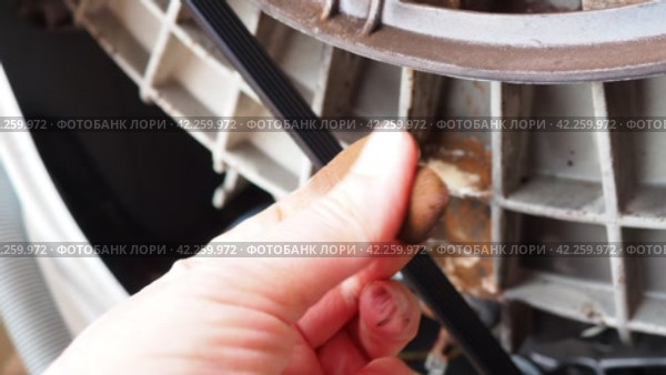 Damage to bearing unit in the washing machine. Demonstration by hand of rusty stains on the tank and bowl of the washing machine with the back cover removed. Service repair of household appliances. Стоковое видео, видеограф Юлия Петровская / Фотобанк Лори