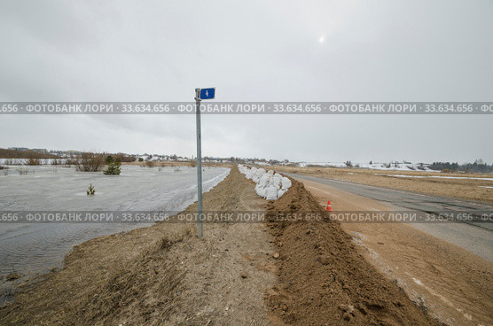 Дамба из мешков с песком. Защита от наводнения. Стоковое фото, фотограф Яковлев Сергей / Фотобанк Лори